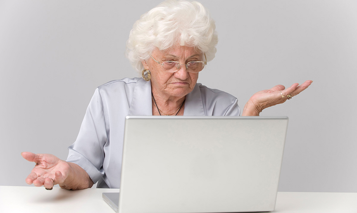 Seniorin am Laptop - Computer- und Smartphone-Hilfe im Rosenhof Priwall